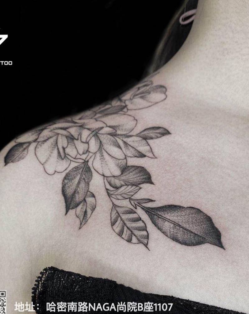 过肩素花纹身图片_肩部点刺纹身图案