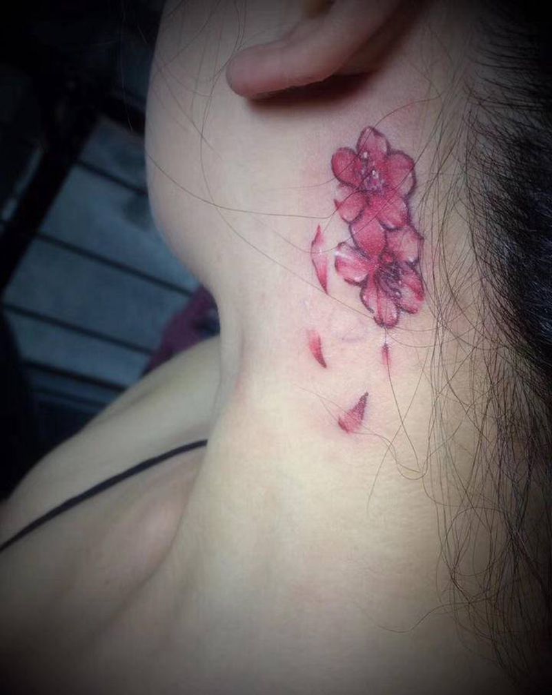 樱花纹身图片_颈部水彩樱花纹身图案