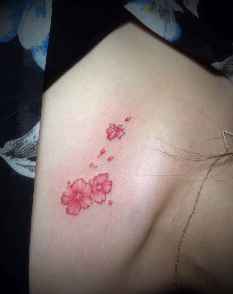 樱花纹身图片_胸部水彩樱花纹身图案