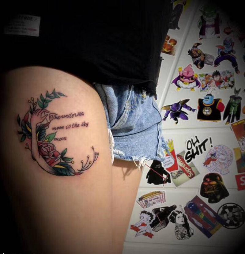 花环纹身图片_腿部Old School花环手小字母纹身图案