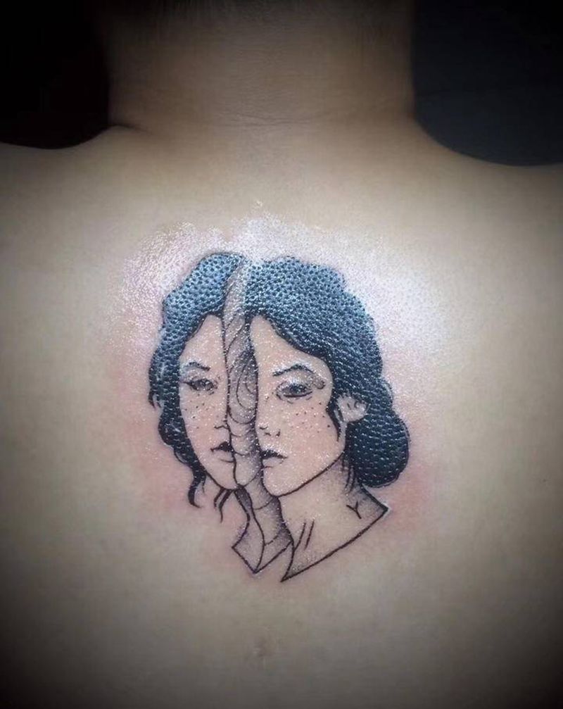 女孩纹身图片_背部点刺人物纹身图案