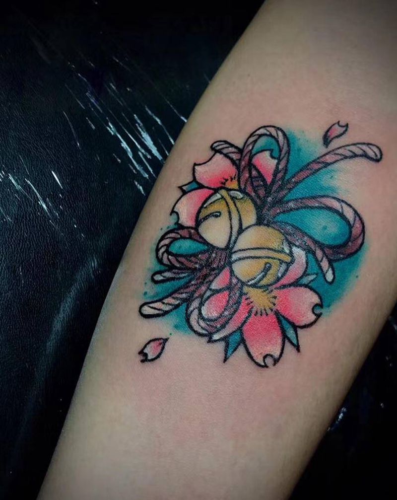 日式铃铛小图纹身图片_手臂老传统New School铃铛纹身图案