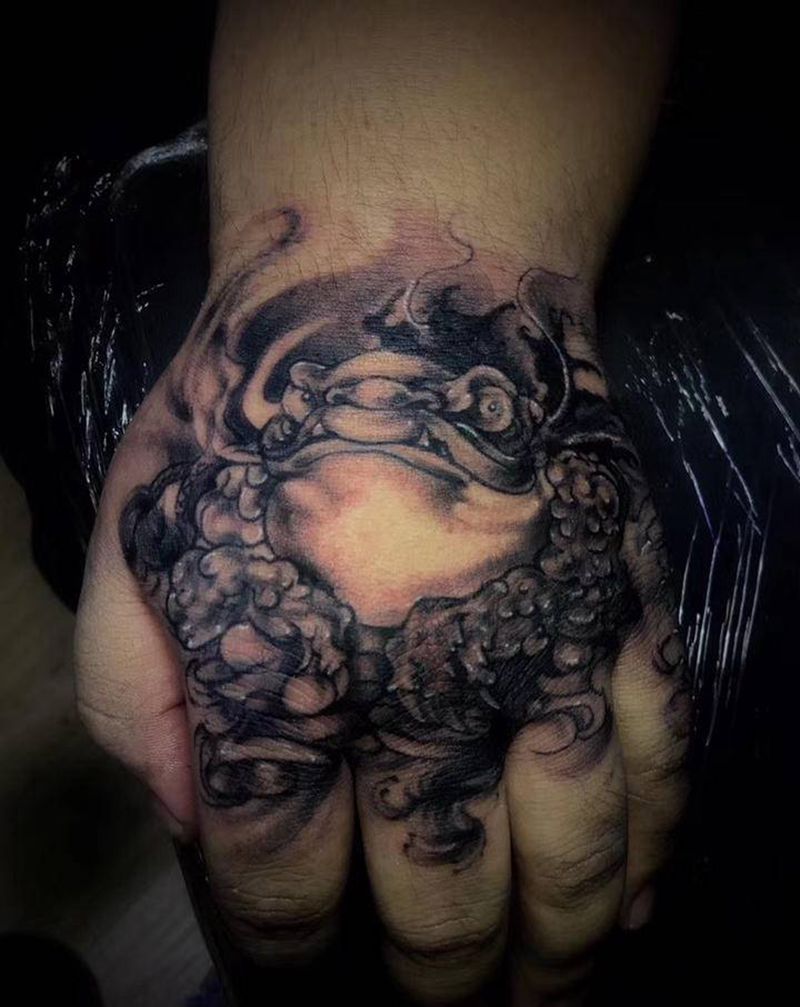 蟾蜍纹身图片_手部新传统蟾蜍新传统纹身图案