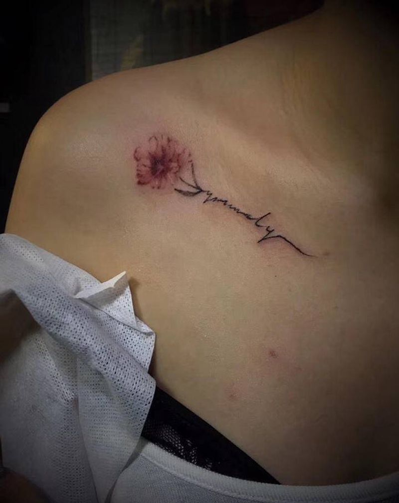 小清新花卉字母纹身图片_胸部水彩花小清新纹身图案