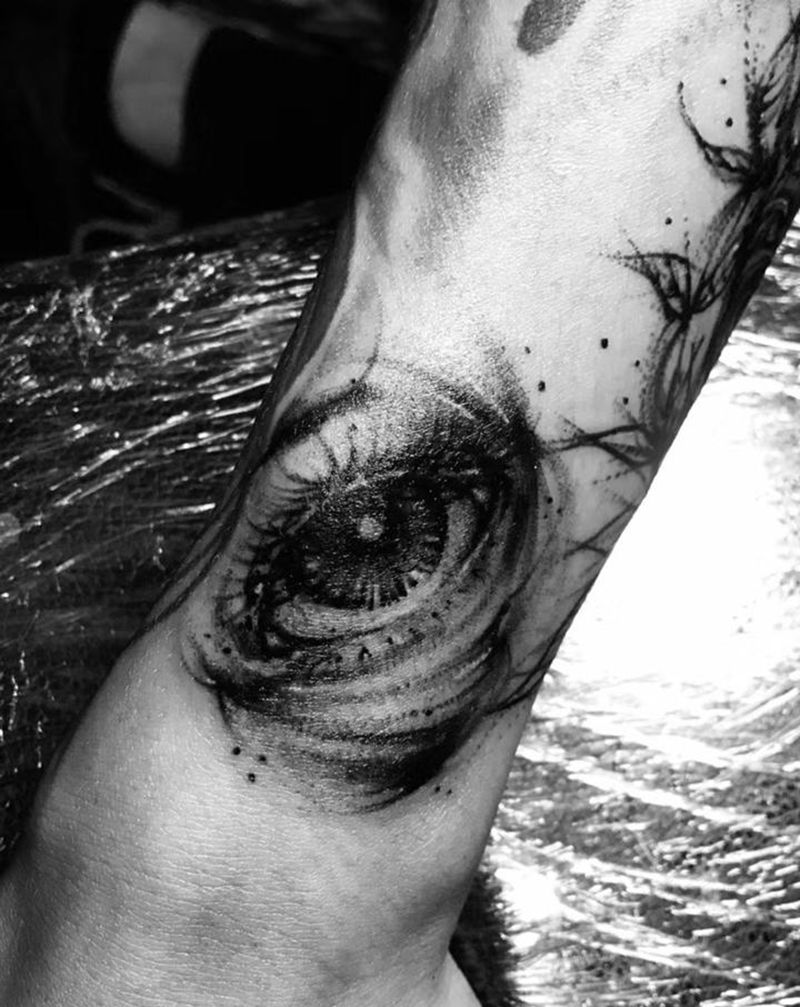 眼睛纹身图片_手臂欧美写实点刺眼睛纹身图案