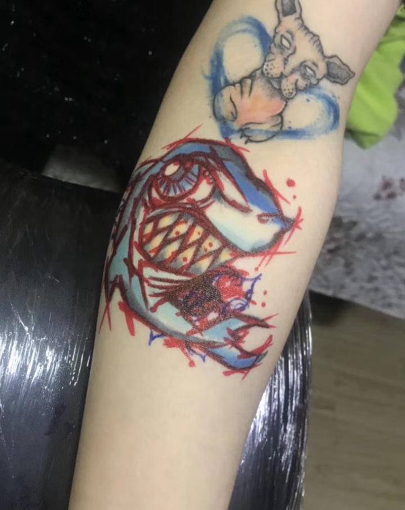 鲨鱼修改纹身图片_手臂New School水彩修改 鲨鱼手绘纹身图案