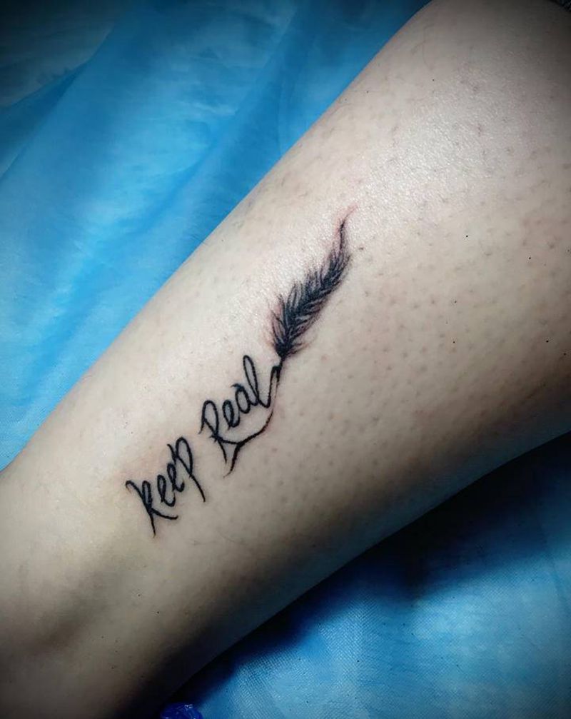 keep real纹身图片_腿部几何小字母羽毛纹身图案