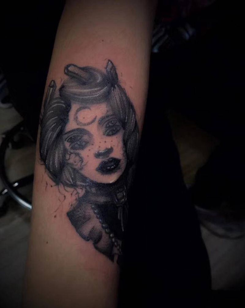 暗黑女孩纹身图片_手臂点刺女孩宝石暗黑纹身图案