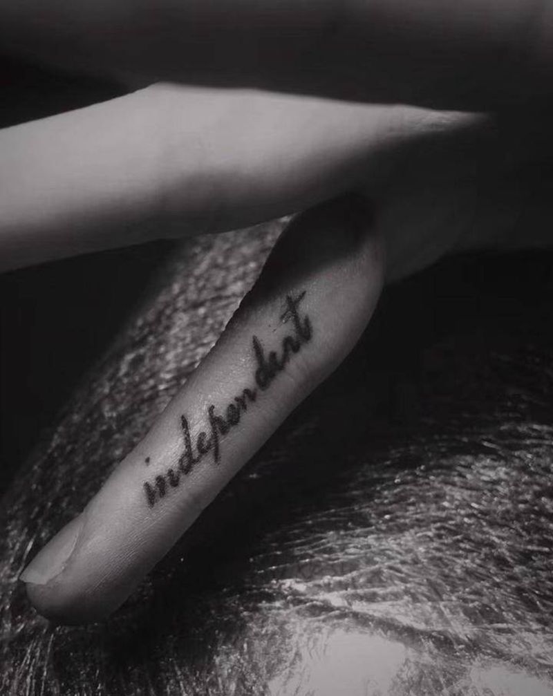 手指字母纹身图片_手部图腾小字母纹身图案