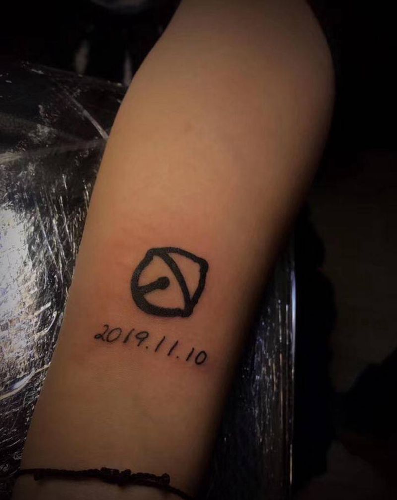 铃铛纹身图片_手臂图腾几何小字母铃铛纹身图案