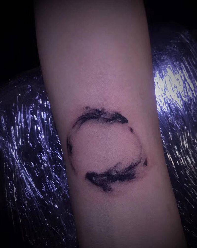 水墨双鱼纹身图片_手臂手部水墨鱼水墨纹身图案