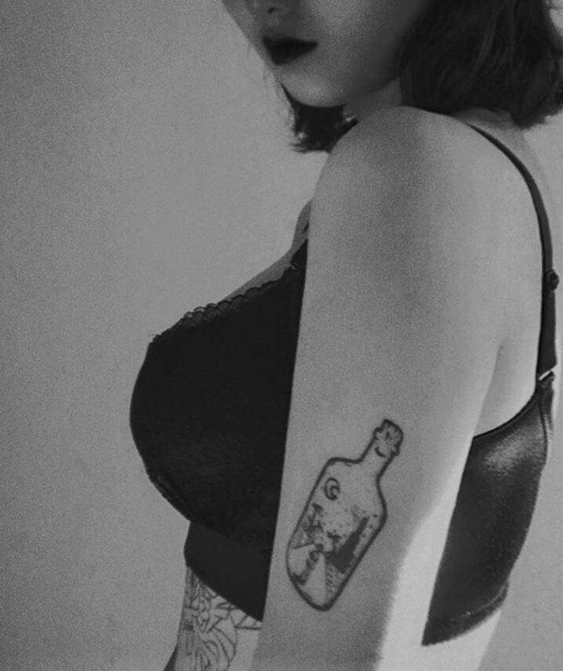 漂流瓶纹身图片_手臂点刺漂流瓶篮球女孩纹身图案