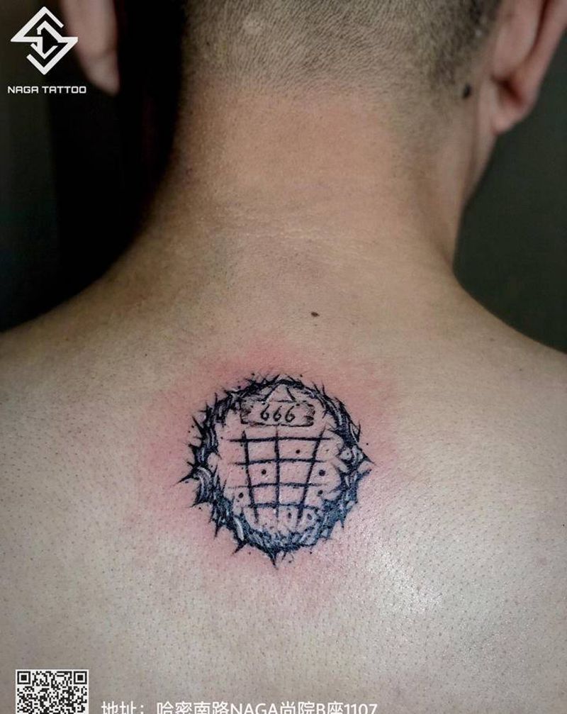 原创荆棘星盘纹身图片_背部点刺几何荆棘指示牌纹身图案