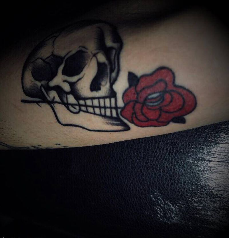 骷髅纹身图片_手臂Old School骷髅 玫瑰old school纹身图案