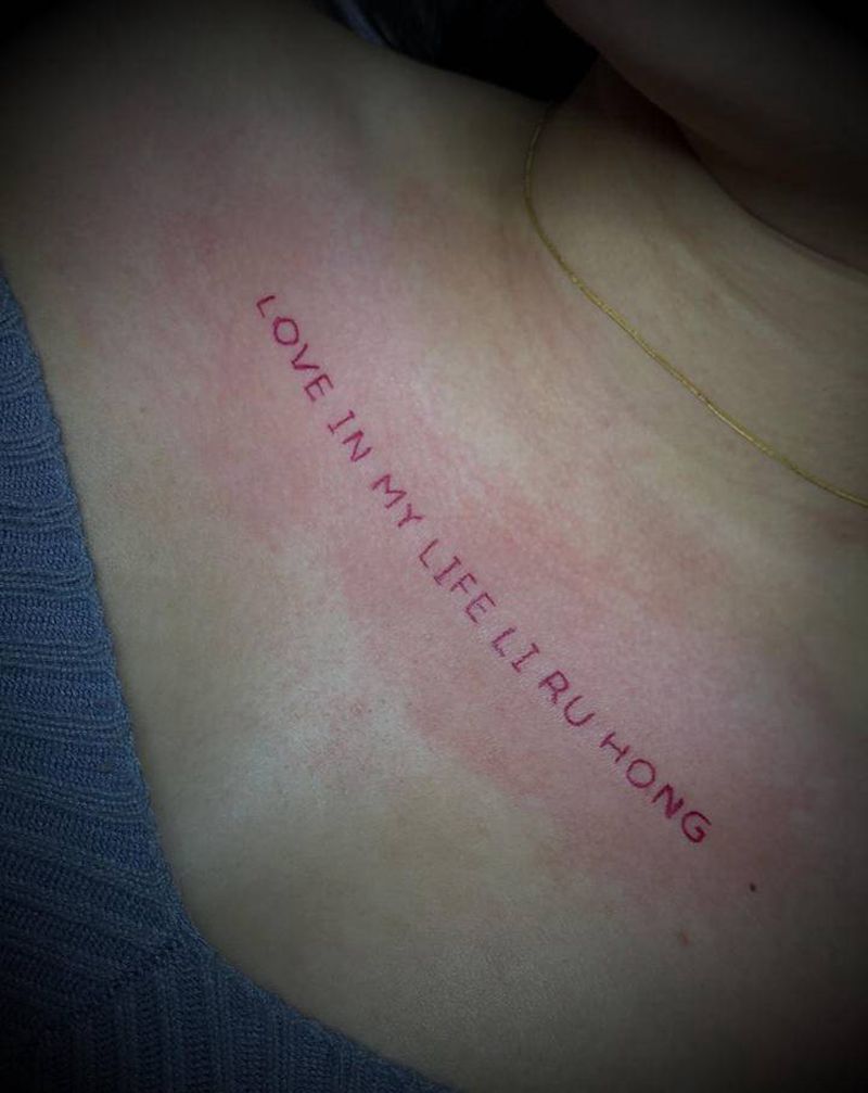 胸口字母纹身图片_胸部几何字母纹身图案