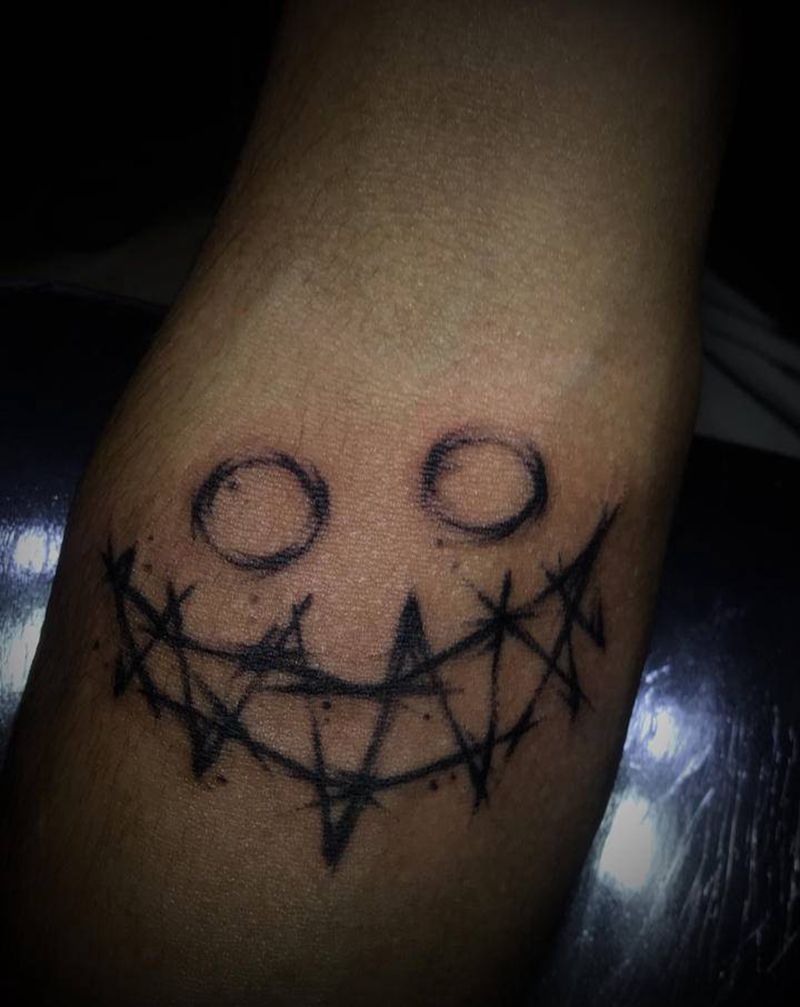 涂鸦笑脸纹身图片_手臂点刺图腾笑脸暗黑纹身图案