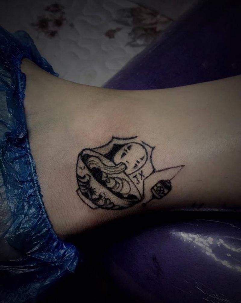 吃面的无脸男纹身图片_脚部腿部几何老传统面条无脸男纹身图案