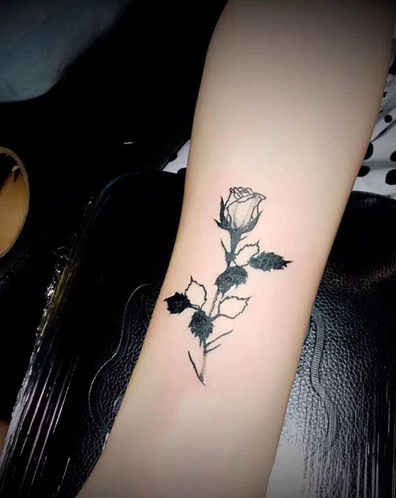 玫瑰纹身图片_手臂点刺玫瑰素花纹身图案
