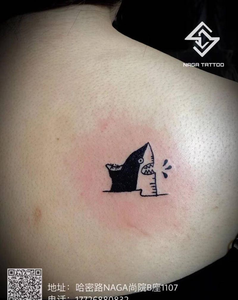 鲨鱼纹身图片_背部图腾几何鲨鱼小清新纹身图案