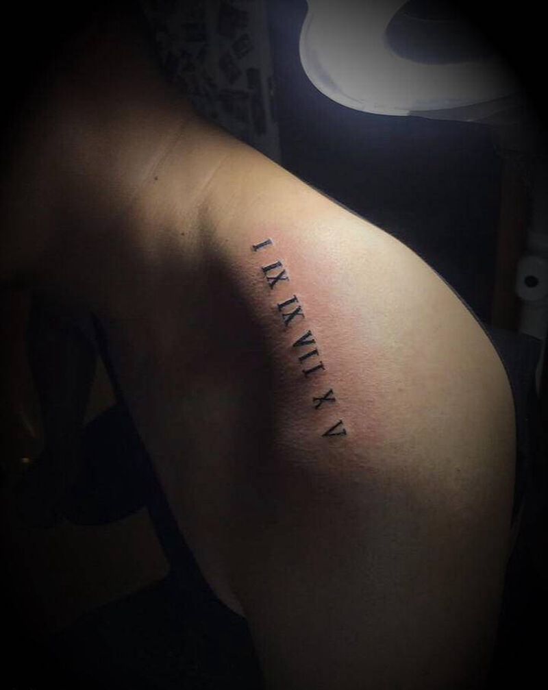 罗马数字纹身图片_肩部图腾几何罗马数字生日纹身图案