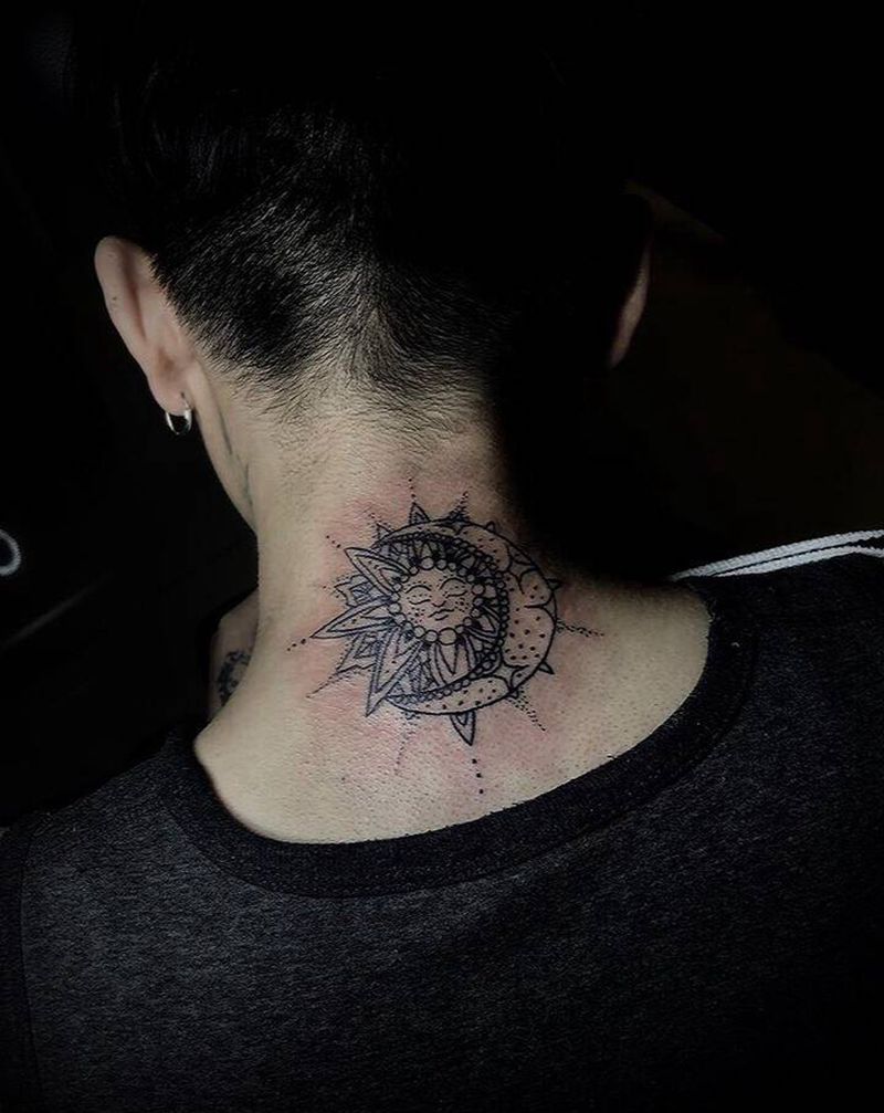星月纹身图片_颈部点刺几何月亮太阳纹身图案