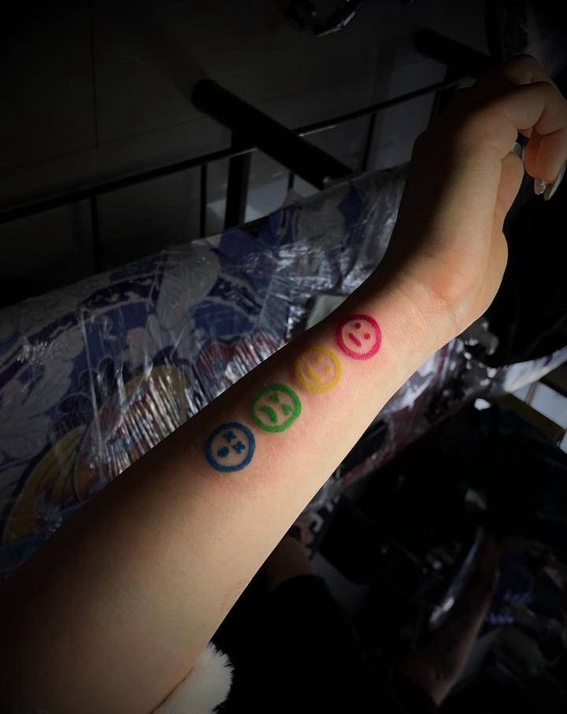 炫雅笑脸纹身图片_手臂几何图腾泫雅小清新纹身图案
