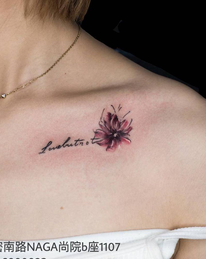 锁骨小清新纹身图片_肩部胸部水彩花体字小清新纹身图案