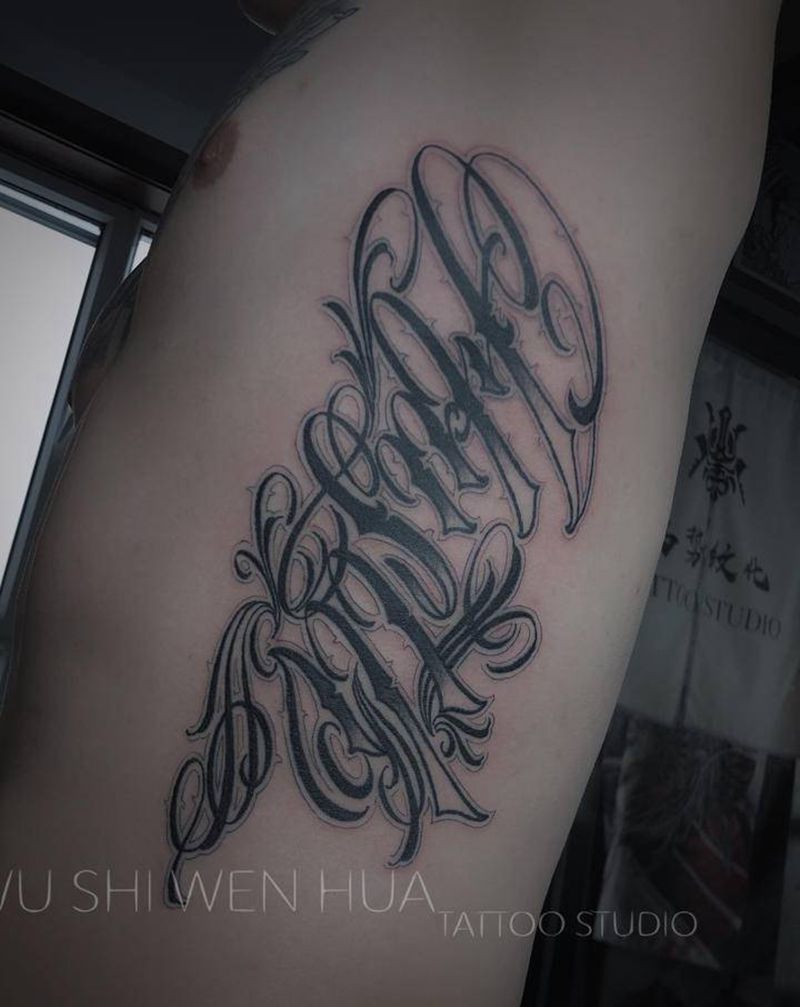 奇卡诺纹身图片_腰部花体字图腾纹身图案