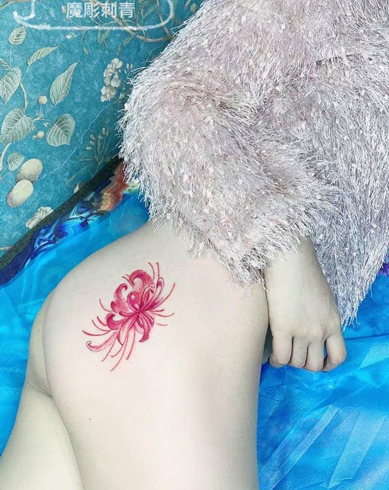 彼岸花纹身图片_臀部水彩纹身图案