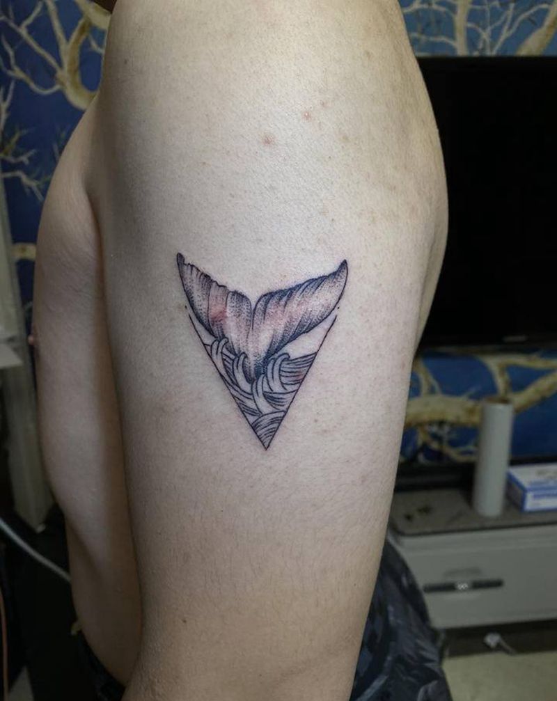 鱼尾纹身图片_手臂纹身图案