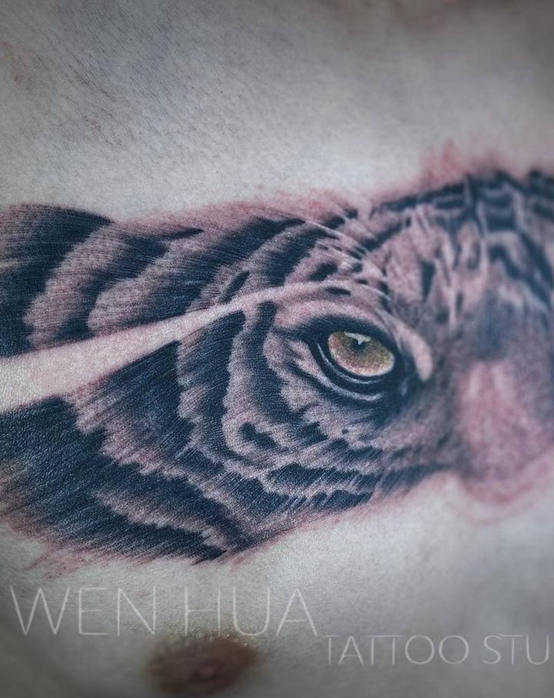 虎纹身图片_胸部肩部欧美写实点刺传统写实花胸纹身图案