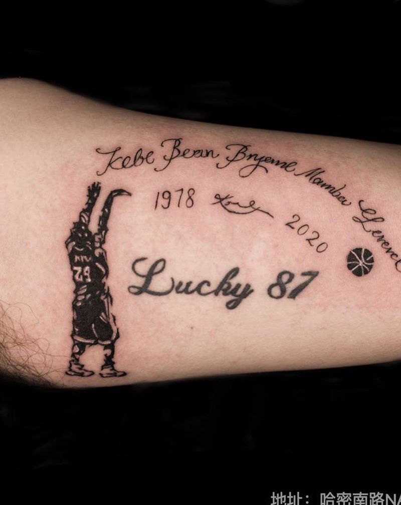原创科比纪念纹身纹身图片_手臂图腾花体字科比日期纹身图案