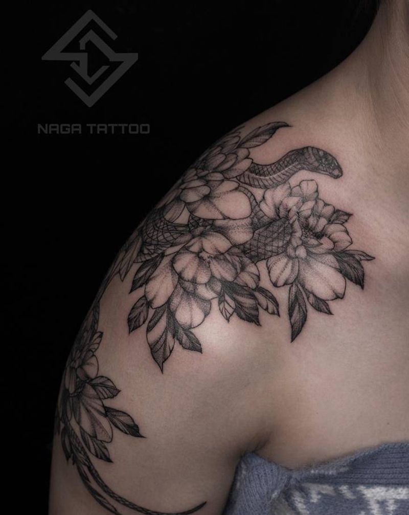 肩膀素花纹身图片_肩部点刺纹身图案