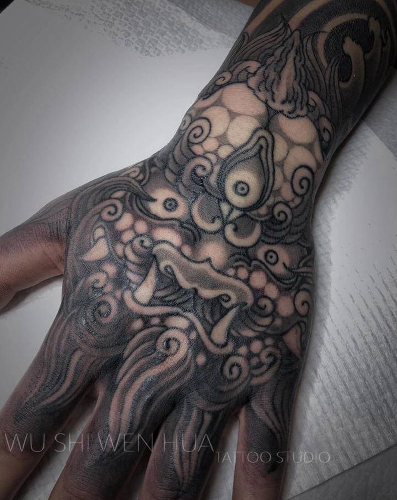 唐狮、财神纹身图片_手部老传统新传统纹身图案