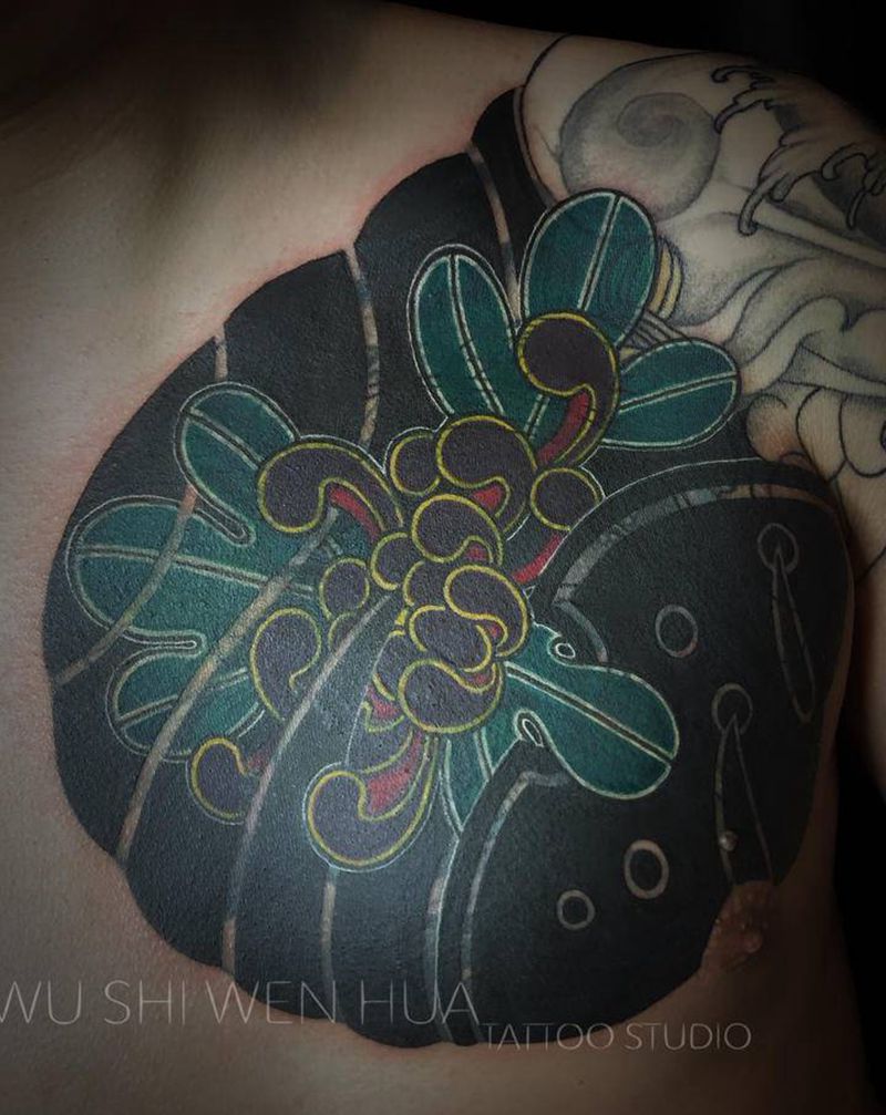 菊花（遮盖）纹身图片_胸部老传统新传统遮盖纹身图案