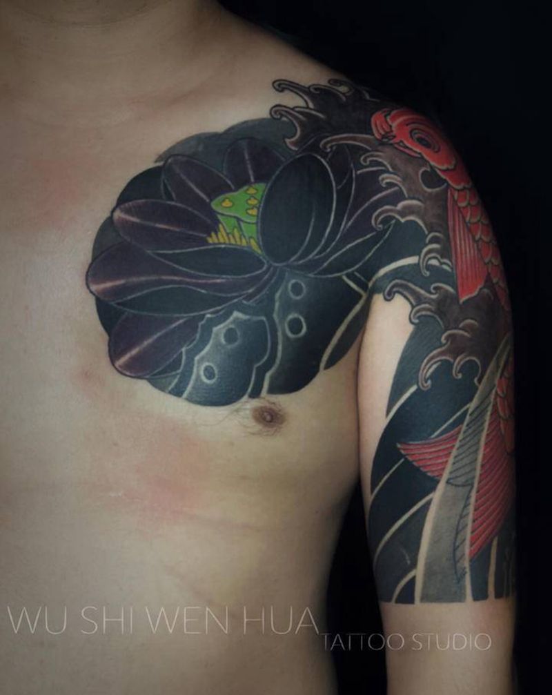 鲤鱼、莲花半胛遮盖纹身图片_胸部手臂老传统新传统遮盖纹身图案