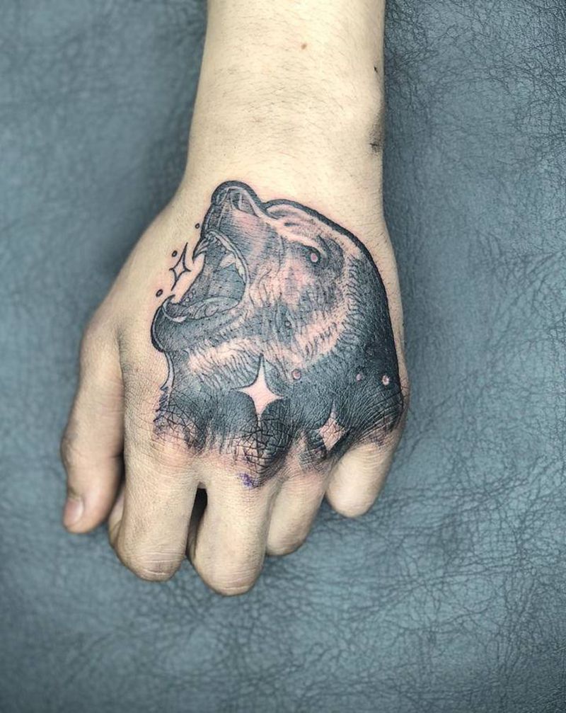 “满背”熊纹身图片_手部Old School熊纹身图案