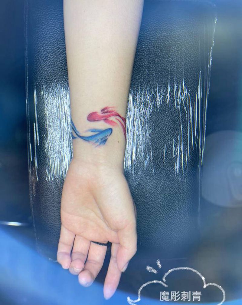 双鱼小可爱纹身图片_手臂手部水彩纹身图案