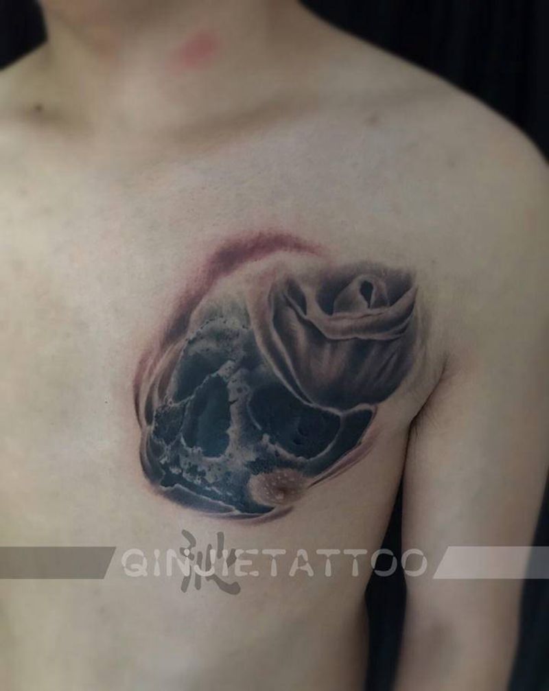 骷髅玫瑰纹身图片_胸部欧美写实骷髅玫瑰花纹身图案