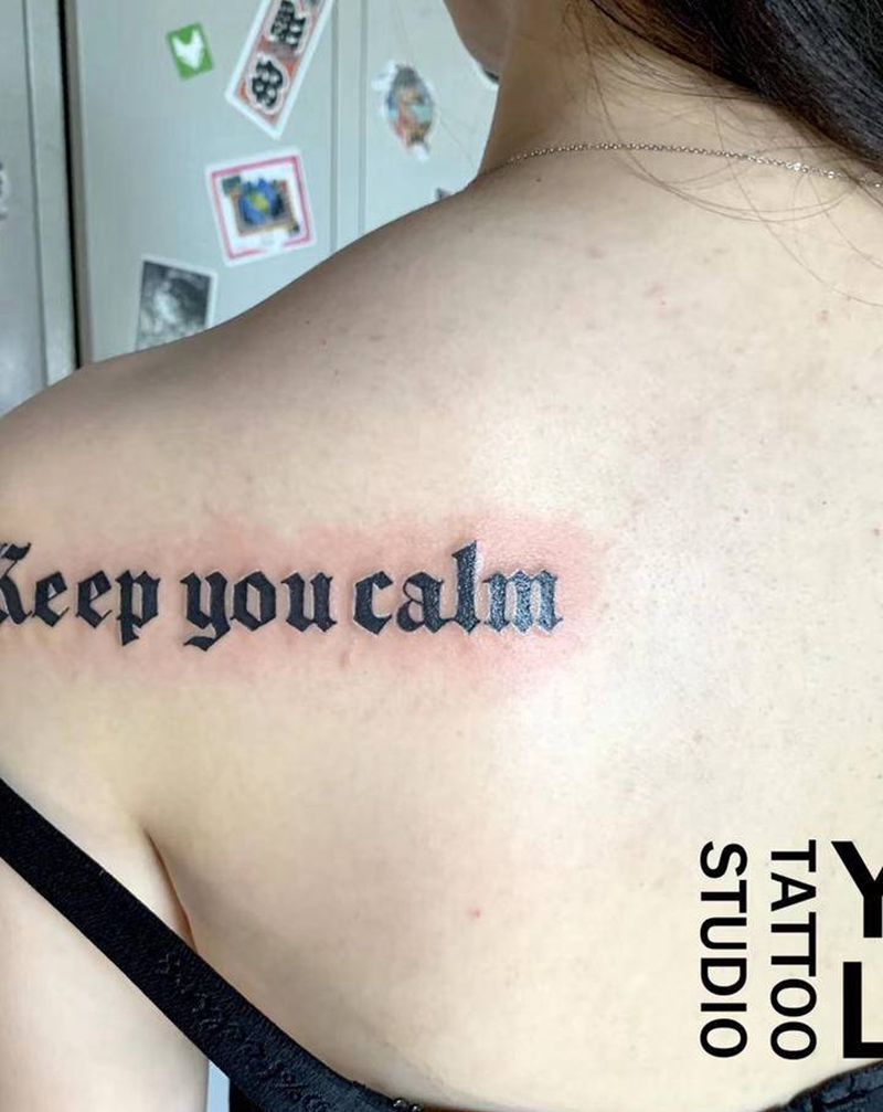 字母纹身图片_背部纹身图案