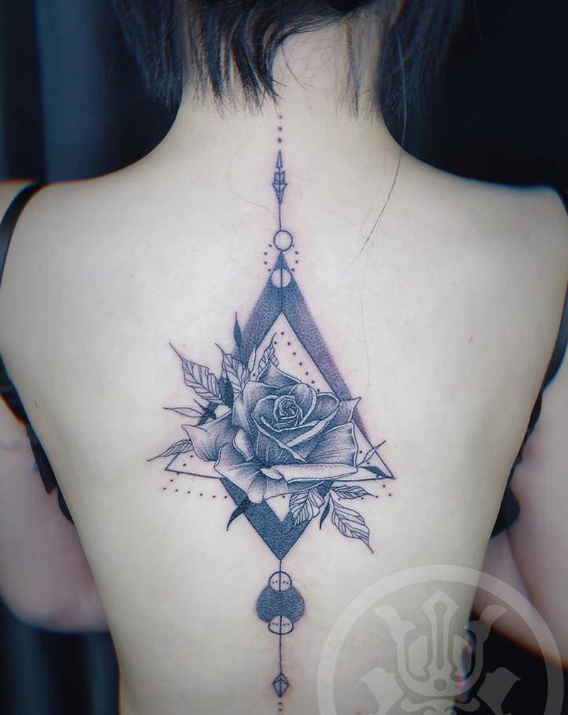 素花纹身图片_颈部背部点刺几何清新纹身图案