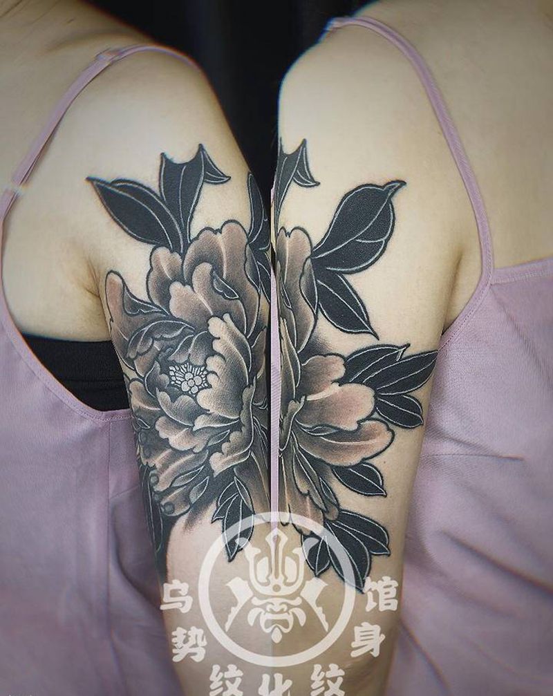 牡丹纹身图片_手臂肩部老传统新传统遮盖纹身图案