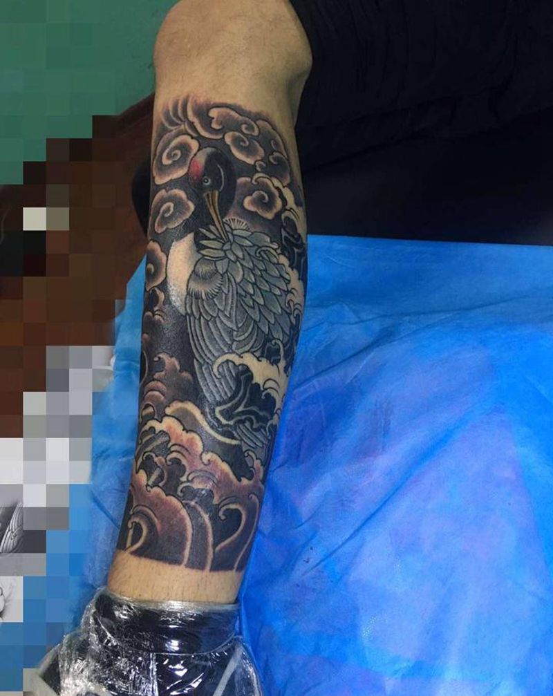 小腿仙鹤纹身图片_腿部新传统纹身图案