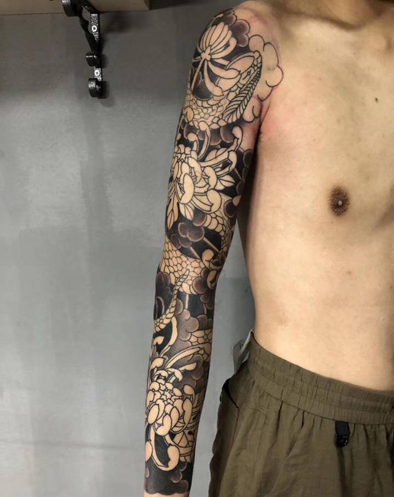 日式菊花蛇纹身图片_手臂老传统纹身图案