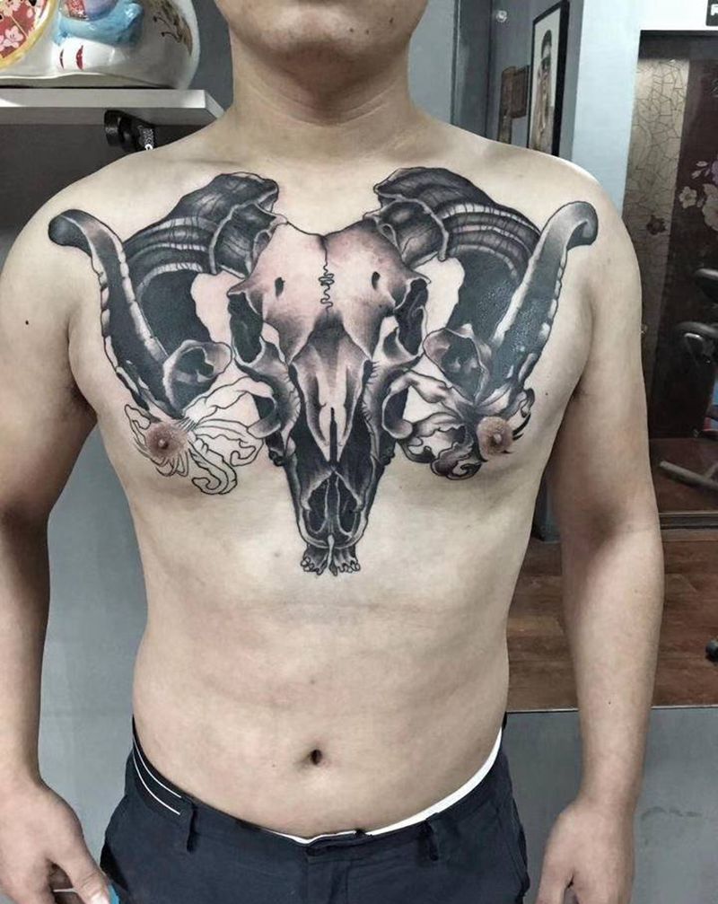 花胸纹身图片_胸部新传统New School纹身图案