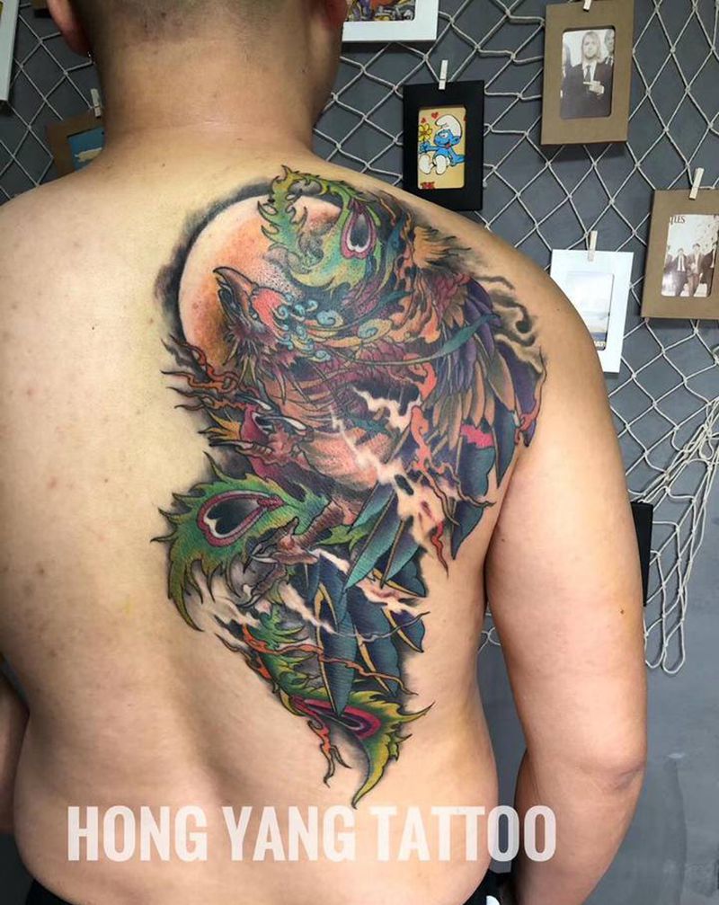 彩色凤凰纹身图片_背部新传统纹身图案
