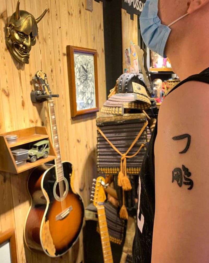 名字纹身图片_肩部纹身图案