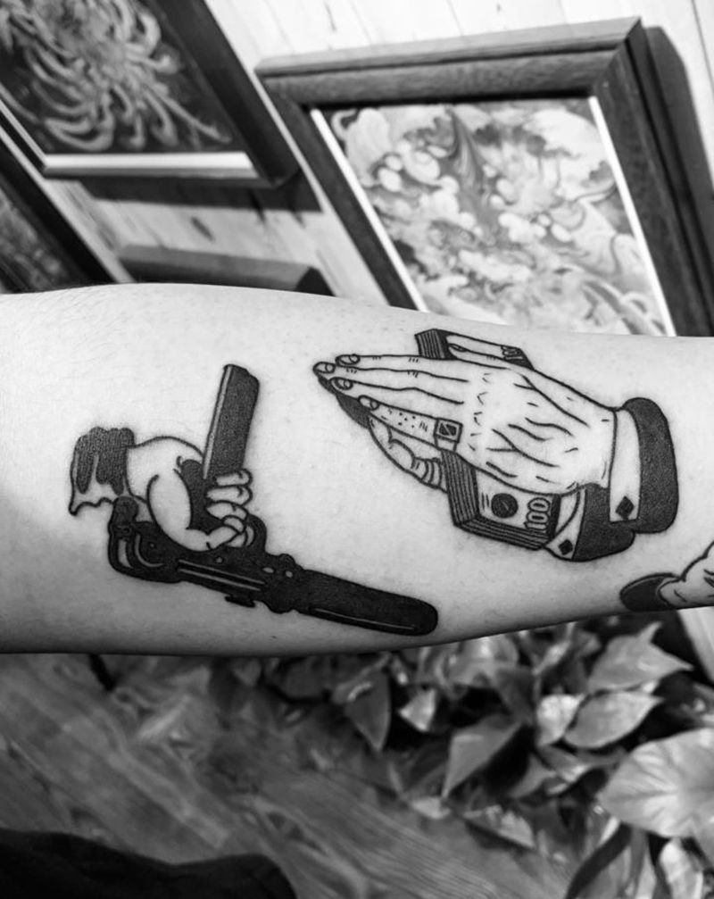 手枪和手。纹身图片_手臂纹身图案