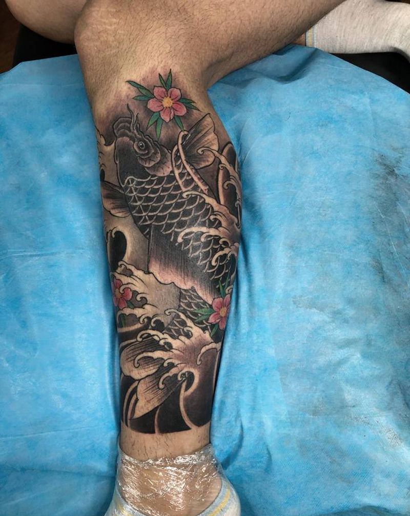 鲤鱼包小腿纹身图片_腿部新传统纹身图案