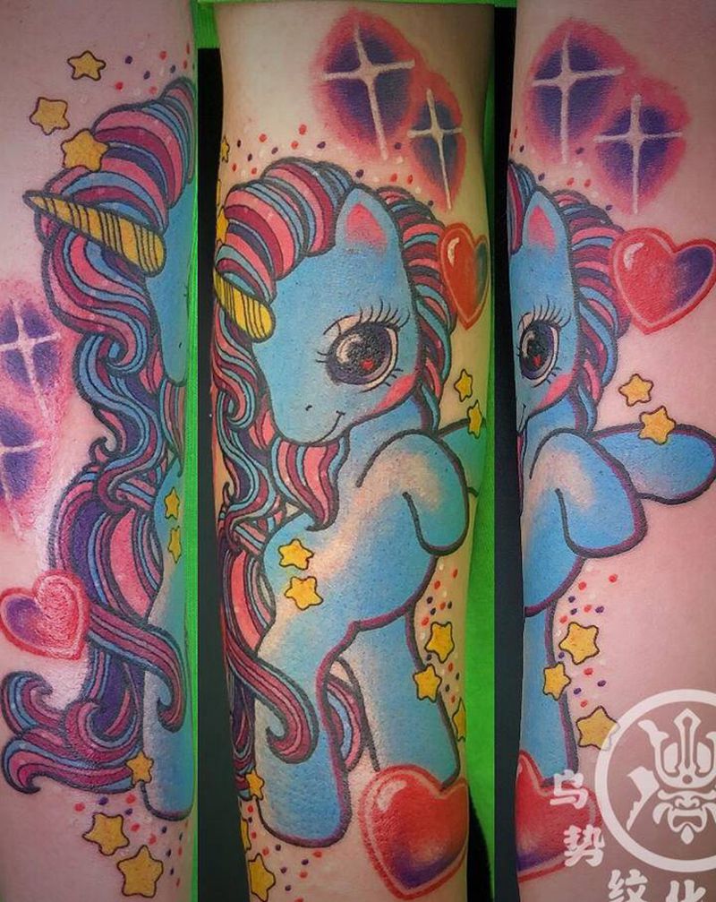 闺蜜纹身纹身图片_手臂New School水彩独角兽喷火龙纹身图案